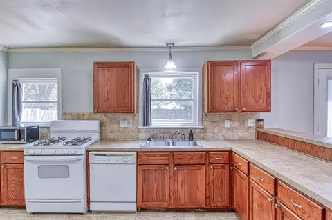 Kitchen - 912 E Comanche St, Norman, OK 73071 photo 2 of 4