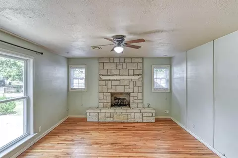 Living - 912 E Comanche St, Norman, OK 73071 photo 3 of 4