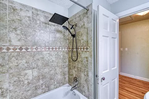 Bath - 912 E Comanche St, Norman, OK 73071 photo 2 of 2