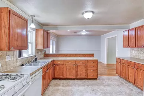 Kitchen - 912 E Comanche St, Norman, OK 73071 photo 3 of 4