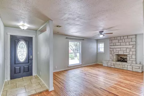 Living - 912 E Comanche St, Norman, OK 73071 photo 1 of 4
