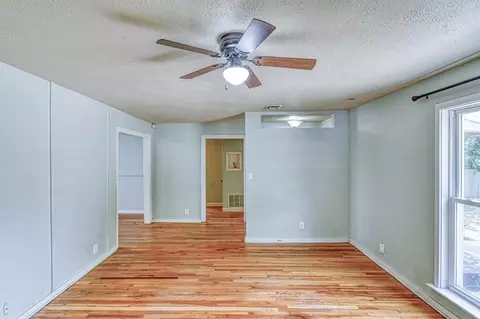 Living - 912 E Comanche St, Norman, OK 73071 photo 2 of 4