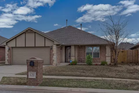 620 Apple Tree Ln, Moore, OK 73160