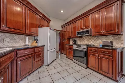 Kitchen - 1913 Kyle Dr, Guthrie, OK 73044 photo 2 of 2