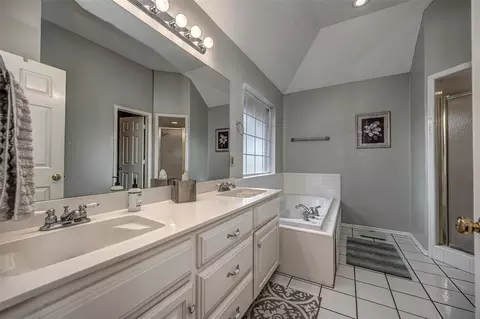 Bath - 1913 Kyle Dr, Guthrie, OK 73044 photo 1 of 3