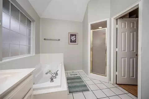 Bath - 1913 Kyle Dr, Guthrie, OK 73044 photo 3 of 3