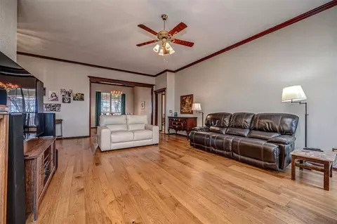 Living - 1913 Kyle Dr, Guthrie, OK 73044 photo 3 of 3