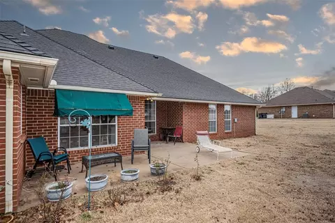 Exterior - 1913 Kyle Dr, Guthrie, OK 73044 photo 4 of 7