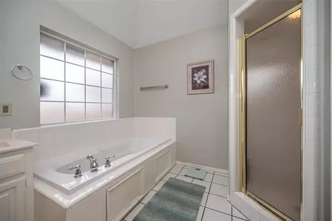 Bath - 1913 Kyle Dr, Guthrie, OK 73044 photo 2 of 3