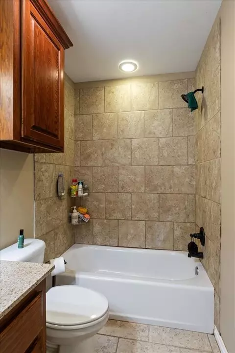 Bath - 414 NW Granite Ave, Cache, OK 73527 photo 2 of 5