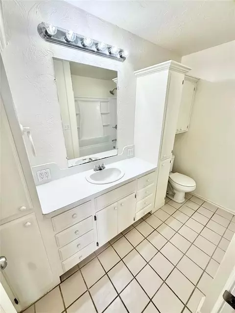 Bath - 1102 N Lee St, Altus, OK 73521 photo 4 of 6