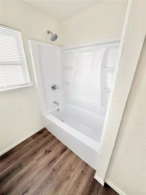 Bath - 1102 N Lee St, Altus, OK 73521 photo 3 of 6