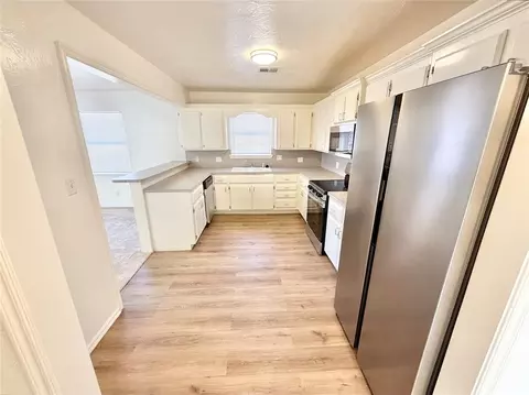Kitchen - 1102 N Lee St, Altus, OK 73521 photo 1 of 1