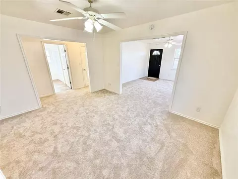 Living - 1102 N Lee St, Altus, OK 73521 photo 2 of 6