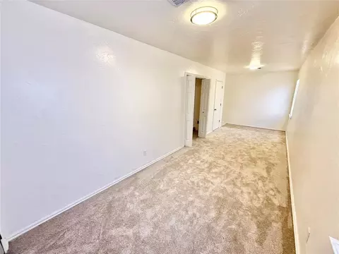 Living - 1102 N Lee St, Altus, OK 73521 photo 6 of 6