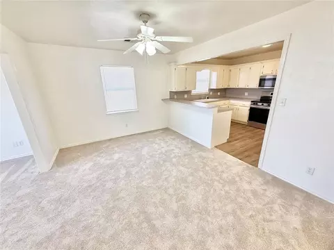 Living - 1102 N Lee St, Altus, OK 73521 photo 4 of 6