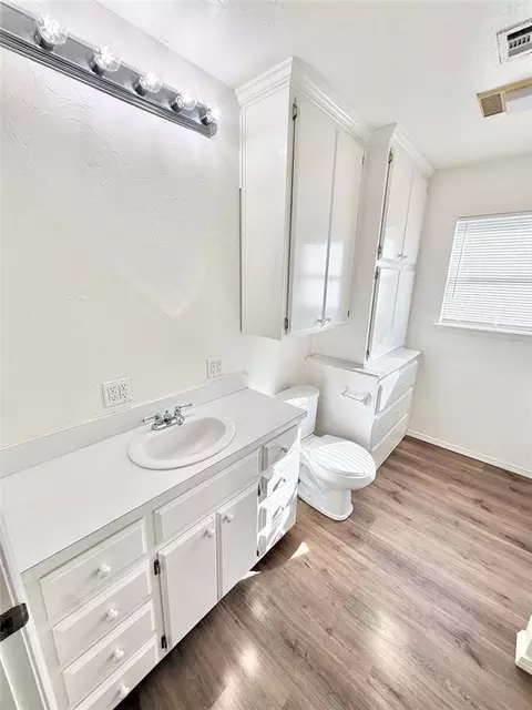Bath - 1102 N Lee St, Altus, OK 73521 photo 1 of 6