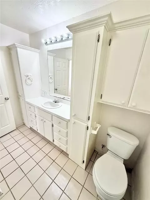 Bath - 1102 N Lee St, Altus, OK 73521 photo 6 of 6