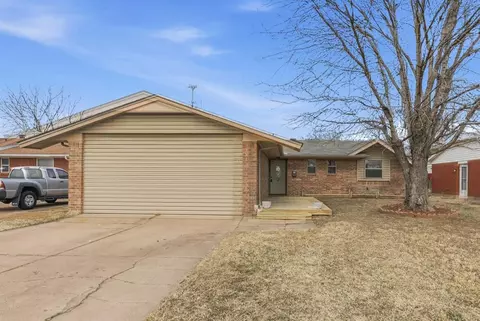 117 SW 6th St, Moore, OK 73160