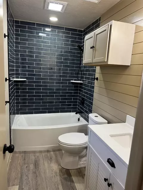 Bath - 2101 Galaxy Dr, Altus, OK 73521 photo 3 of 3