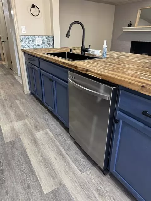 Kitchen - 2101 Galaxy Dr, Altus, OK 73521 photo 4 of 5
