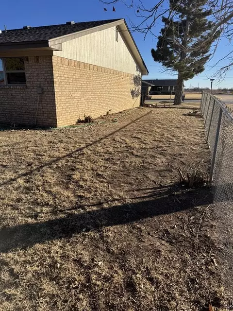 Exterior - 2101 Galaxy Dr, Altus, OK 73521 photo 4 of 5