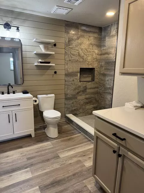 Bath - 2101 Galaxy Dr, Altus, OK 73521 photo 1 of 3