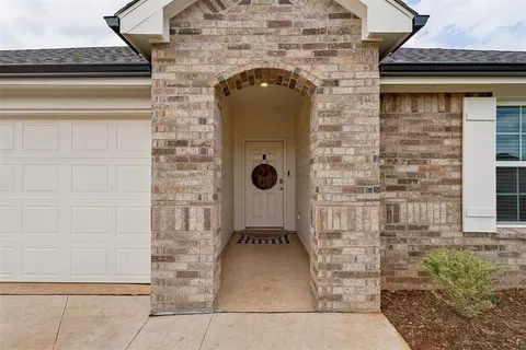 9049 NW 149th St, Yukon, OK 73099