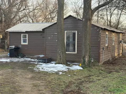 1223 E Wallace St, Shawnee, OK 74801