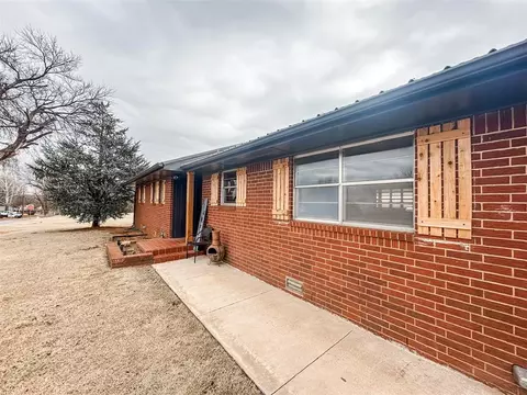 114 W Pine St, Binger, OK 73009