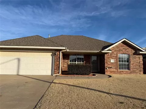 605 E Greenwood Ln, Mustang, OK 73064