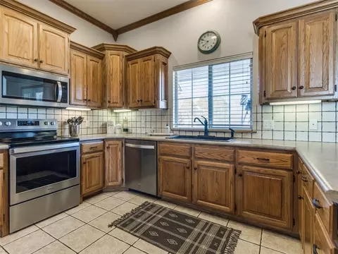 Kitchen - 1874 E Rock Creek Rd, Tuttle, OK 73089 photo 3 of 4