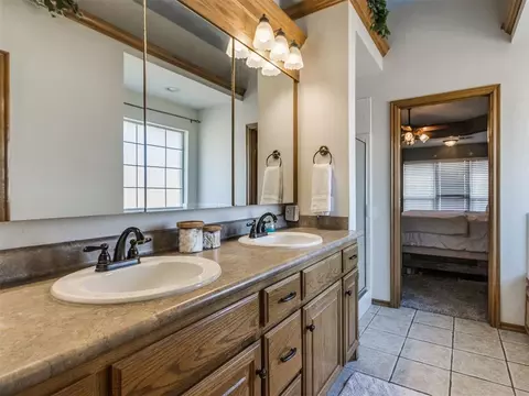 Bath - 1874 E Rock Creek Rd, Tuttle, OK 73089 photo 3 of 5