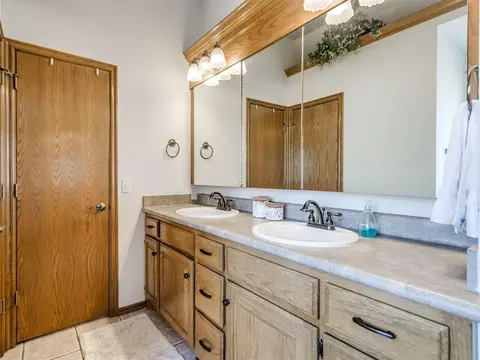 Bath - 1874 E Rock Creek Rd, Tuttle, OK 73089 photo 1 of 5
