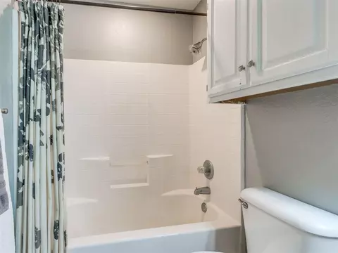 Bath - 1874 E Rock Creek Rd, Tuttle, OK 73089 photo 5 of 5