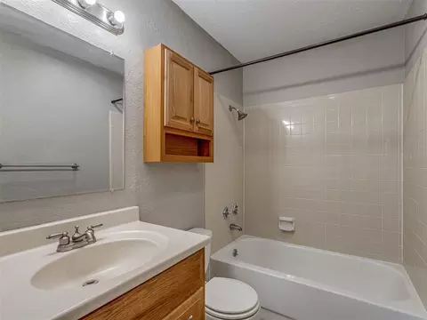 Bath - 2124 Oakside Dr, Norman, OK 73071 photo 6 of 8