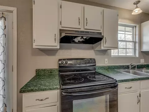 Kitchen - 2124 Oakside Dr, Norman, OK 73071 photo 4 of 7