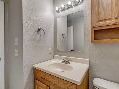 Bath - 2124 Oakside Dr, Norman, OK 73071 photo 7 of 8