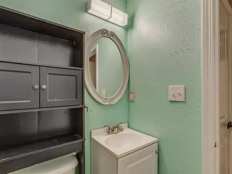 Bath - 2124 Oakside Dr, Norman, OK 73071 photo 2 of 8