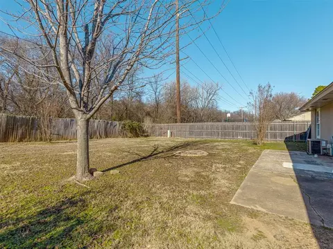 Exterior - 2124 Oakside Dr, Norman, OK 73071 photo 2 of 5
