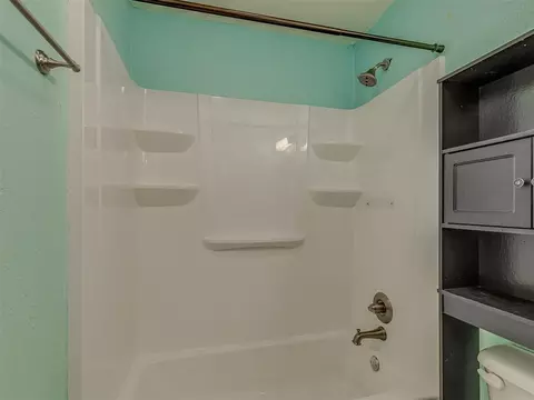 Bath - 2124 Oakside Dr, Norman, OK 73071 photo 3 of 8