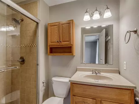 Bath - 2124 Oakside Dr, Norman, OK 73071 photo 4 of 8