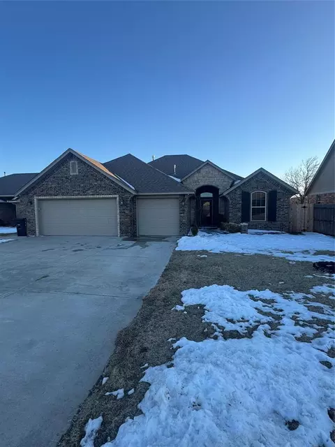 924 SW 15th St, Moore, OK 73160