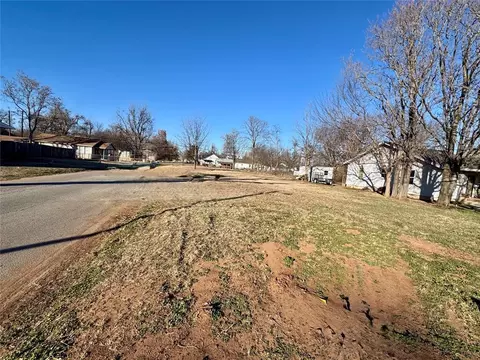 1728 W Idaho Ave, Chickasha, OK 73018