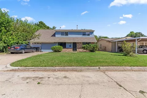 712 Penn Ln, Moore, OK 73160