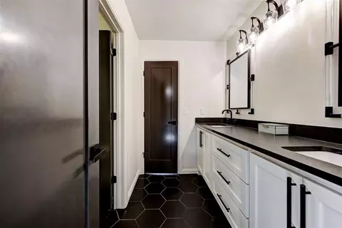 Bath - 4420 Trophy Dr, Norman, OK 73072 photo 6 of 7