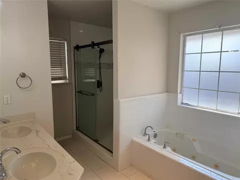 Bath - 2016 Emerald Brook Ct, Edmond, OK 73003 photo 1 of 2