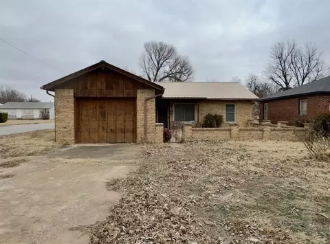814 N Oklahoma Ave, Mangum, OK 73554