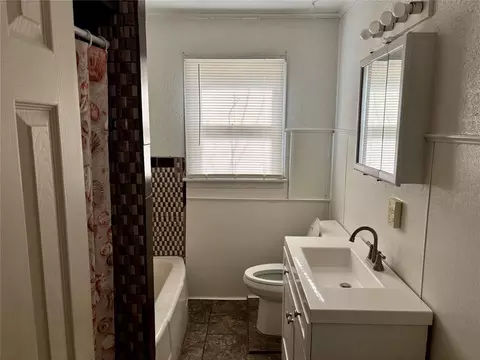 Bath - 632 Circle Dr, Watonga, OK 73772 photo 1 of 1