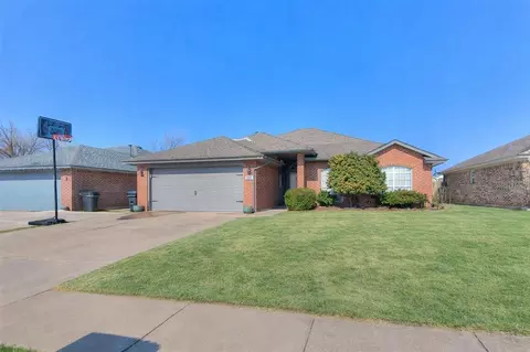 905 SE 38th St, Moore, OK 73160